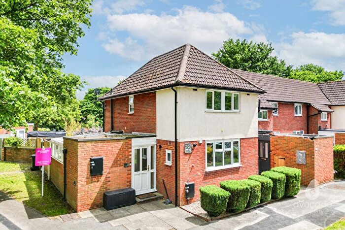 3 Bedroom End Of Terrace House For Sale In Valon Road, Arborfield, RG2