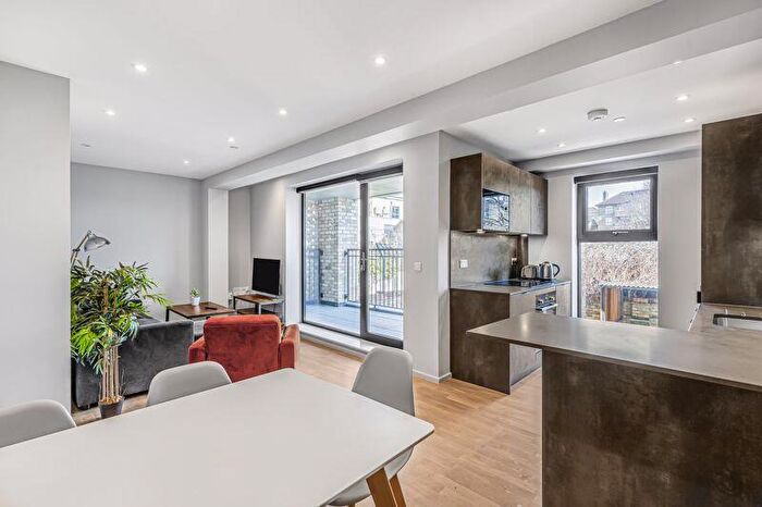 2 Bedroom Flat To Rent In Mowlem Street, Bethnal Green, E2