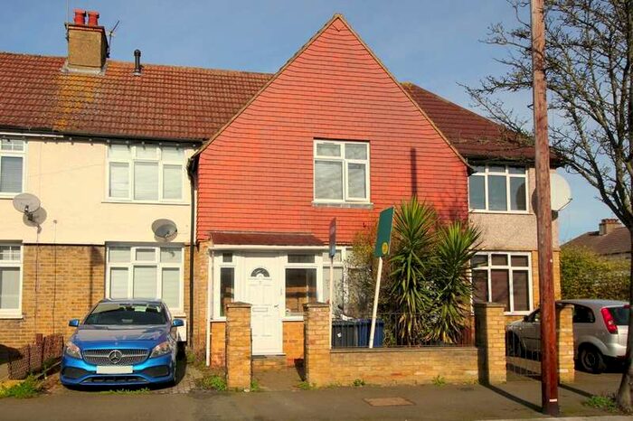 Flat To Rent In Hawthorn Gardens, W5