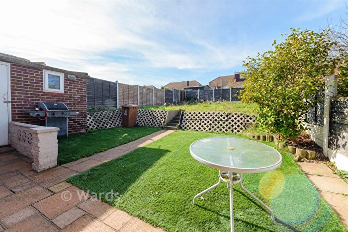 3 Bedroom Semi Detached House For Sale In Cotswold Close, Bexleyheath, Kent, DA7