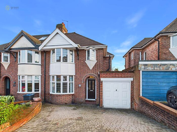 3 Bedroom Semi Detached House For Sale In Welwyndale Road, Birmingham, B72