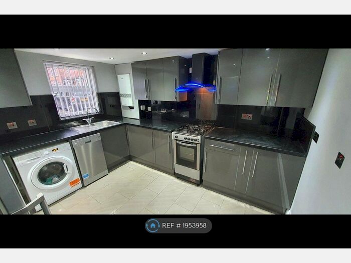 3 Bedroom Maisonette To Rent In Leavesden Road, Watford, WD24