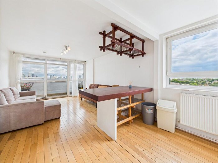 2 Bedroom Flat To Rent In Daling Way, Bow, E3