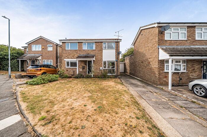 3 Bedroom Detached House For Sale In Allen Close, Dunstable, Bedfordshire, LU5