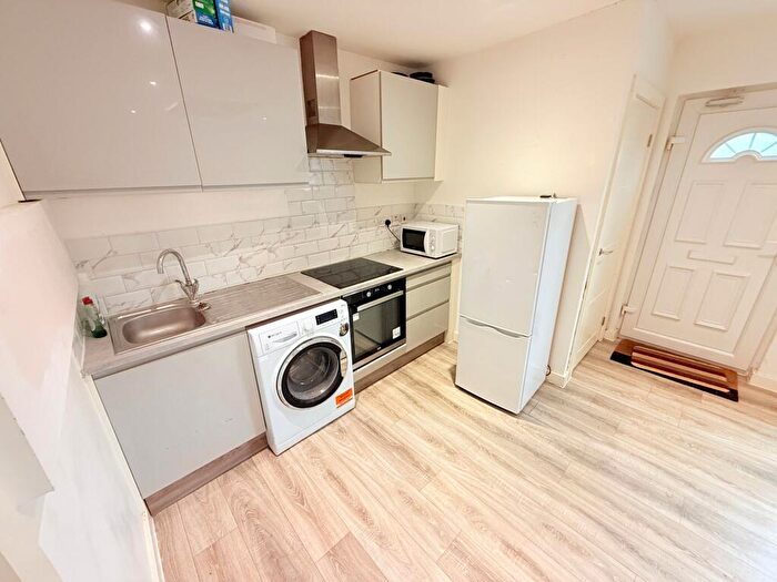 1 Bedroom Flat To Rent In Rear Of Cromer Road, EN5