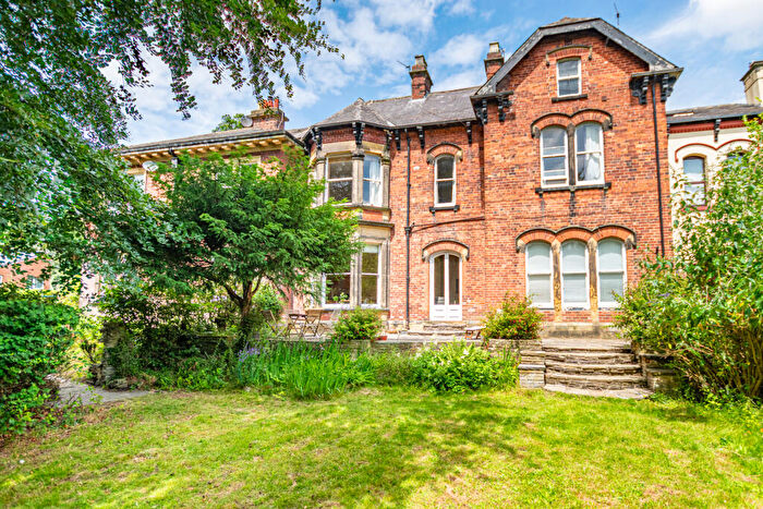 1 Bedroom Flat For Sale In Shadwell Lane, Leeds, LS17