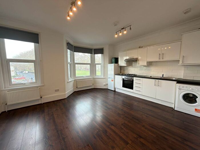 2 Bedroom Flat For Sale In Frobisher Road, Harringay Ladder, N8