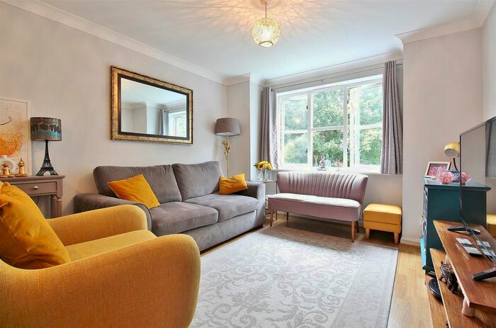 1 Bedroom Flat To Rent In Malting Way, Isleworth, TW7