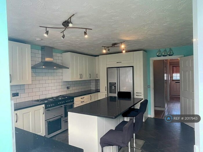 3 Bedroom Semi-Detached House To Rent In Cleveland Way, Stevenage, SG1