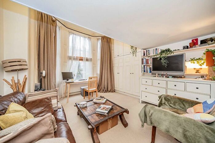 Studio To Rent In Oxford Gardens, North Kensington, W10