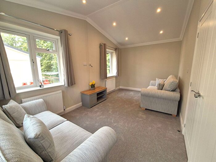 2 Bedroom Mobile/park Home For Sale In Sycamore Way, Glenholt Park, Plymouth, PL6