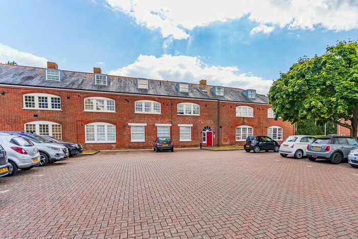 2 Bedroom Flat To Rent In Dragood Way, Christchurch, BH23