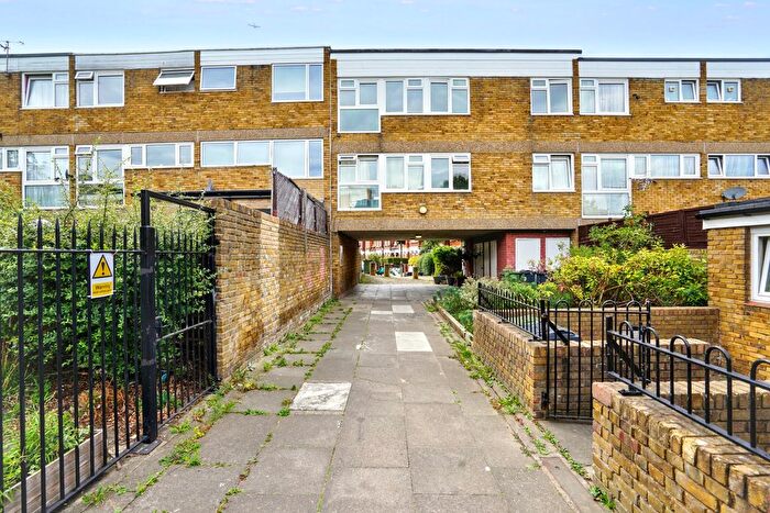 2 Bedroom Flat For Sale In Halsmere Road, London, SE5