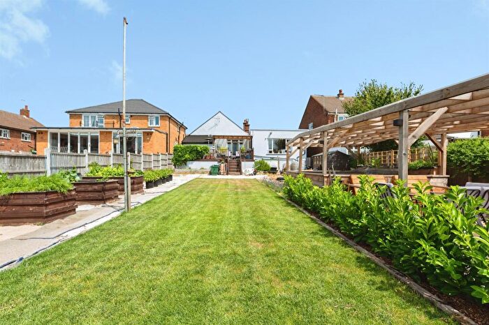 4 Bedroom Detached Bungalow For Sale In River View, Chadwell St Mary, Grays, RM16