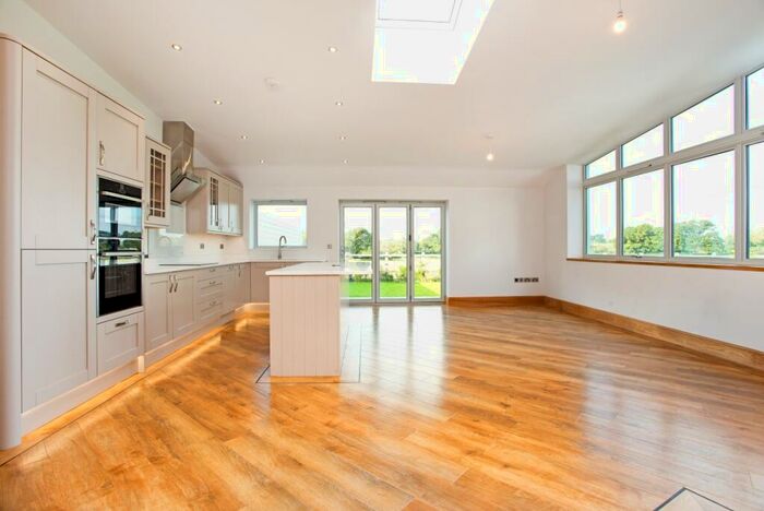 4 Bedroom Semi-Detached House To Rent In Buckley Green Henley-in-Arden, B95