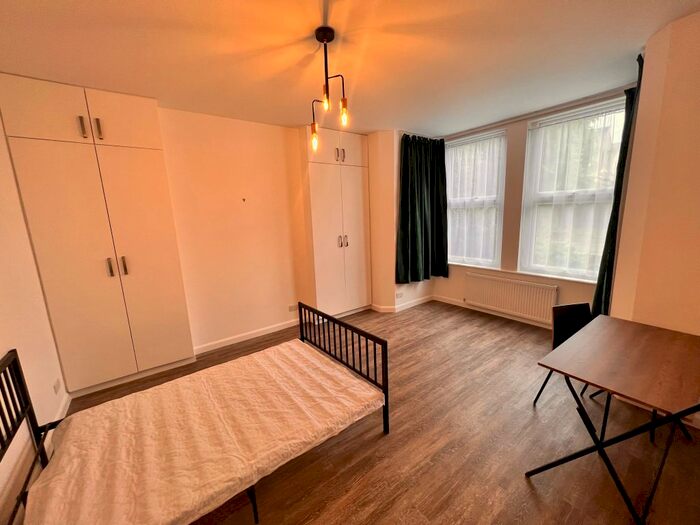 2 Bedroom Flat To Rent In Warwick Road, Southgate, N11