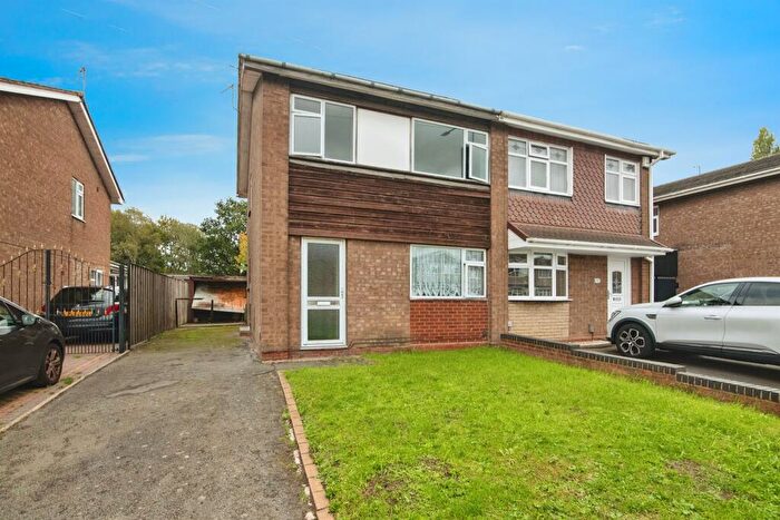 3 Bedroom Semi-Detached House For Sale In Bilston Road, Tipton, DY4