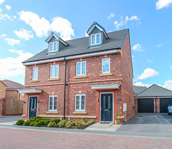 3 Bedroom Semi-detached House For Sale In Tree Top Close, Wakefield, WF3