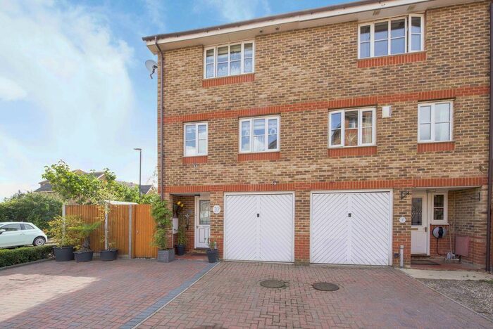 4 Bedroom Town House To Rent In Sunningdale Close, London, SE28