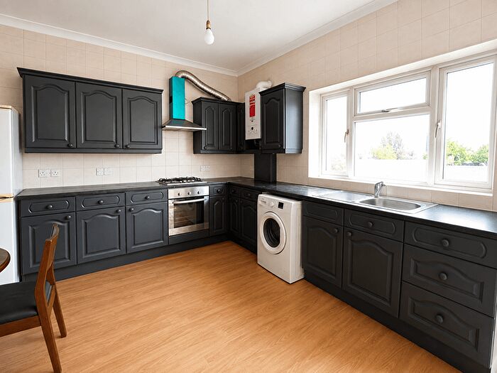 4 Bedroom Flat To Rent In King Street, UB2