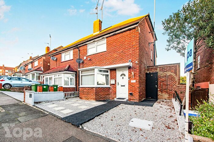 2 Bedroom Semi Detached House For Sale In Pennine Way, Bexleyheath, DA7