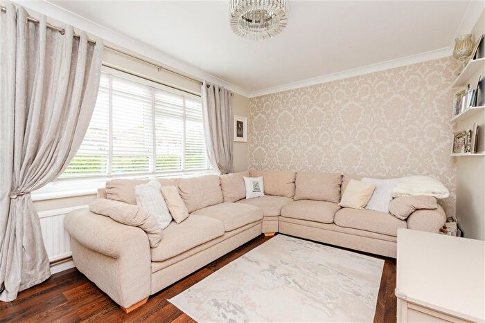 2 Bedroom Flat For Sale In Greatness Lane, Sevenoaks, Kent, TN14