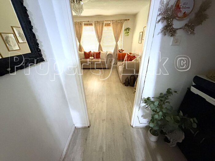 3 Bedroom Maisonette For Sale In Grantham Road, London, E12