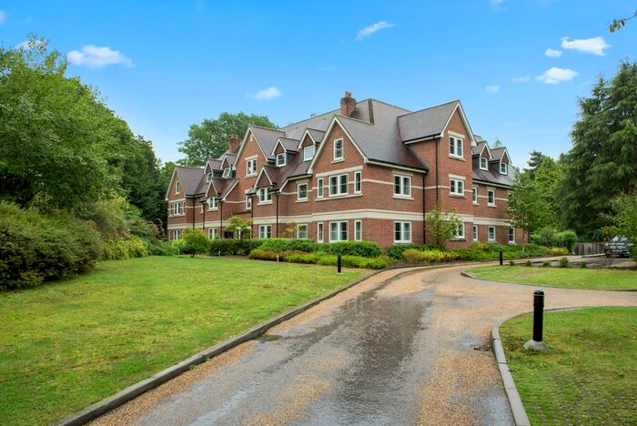 2 Bedroom Flat To Rent In Portsmouth Road, Esher, Surrey, KT10