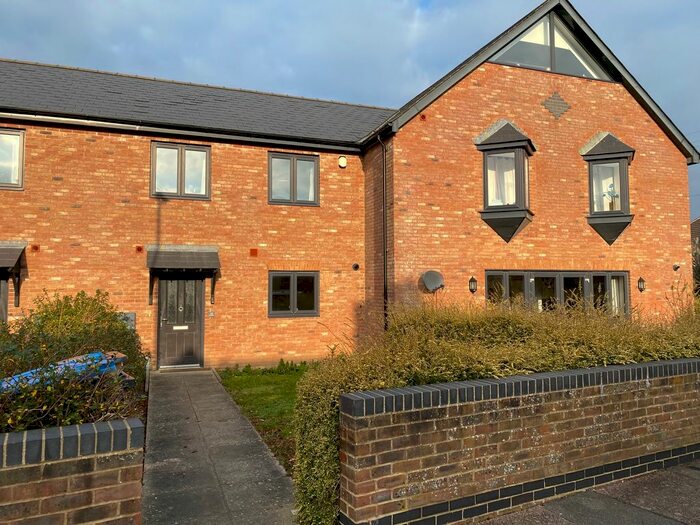 2 Bedroom Town House To Rent In Millers Way, Burgess Hill, RH15