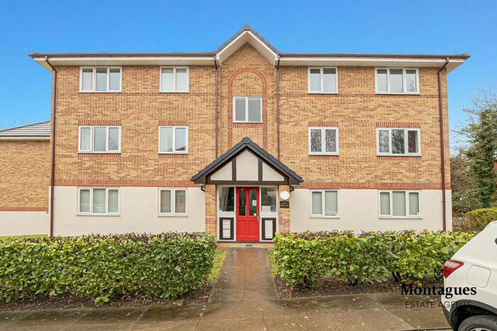 1 Bedroom Flat To Rent In Centre Drive, Epping, CM16