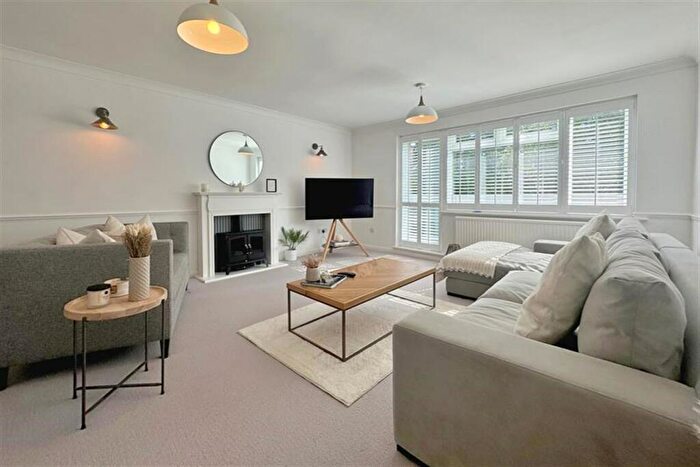 3 Bedroom Flat To Rent In Canford Cliffs, BH13