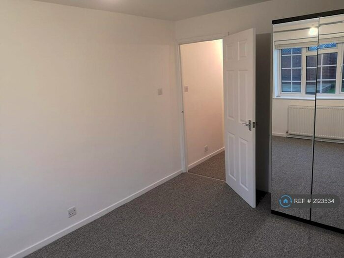1 Bedroom Flat To Rent In Delaporte Close, Epsom, KT17