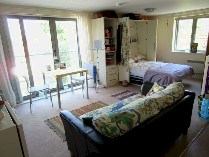 Studio To Rent In Cotham Lawn Road, Cotham, BS6