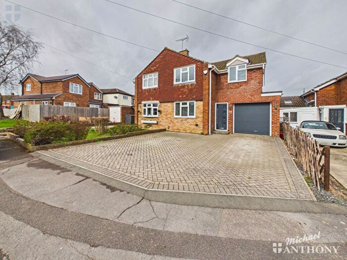 3 Bedroom Semi Detached House For Sale In Staveley Close, Aylesbury, HP21