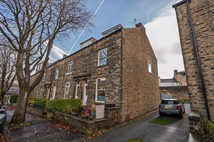 3 Bedroom End Of Terrace House For Sale In St Annes Road, Skircoat Green, HX3