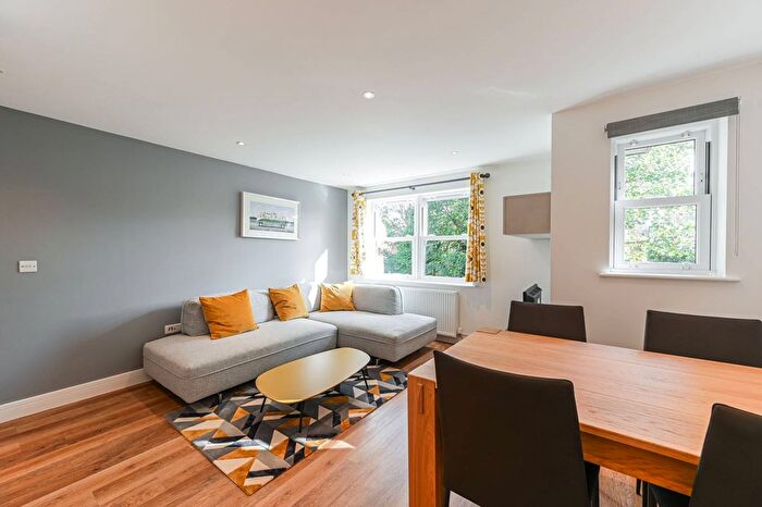 2 Bedroom Flat To Rent In Pathfield Road, Streatham Common, London, SW16