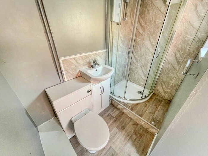 2 Bedroom Flat To Rent In Windmill Hill, Halesowen, B63