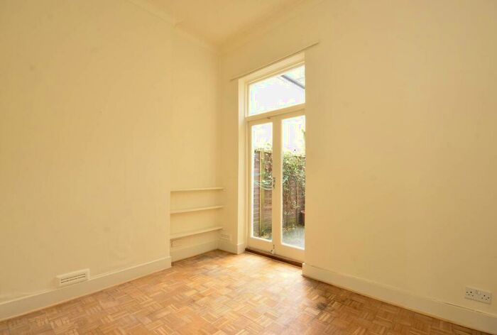 1 Bedroom Flat To Rent In Endlesham Road, Clapham South, London, SW12