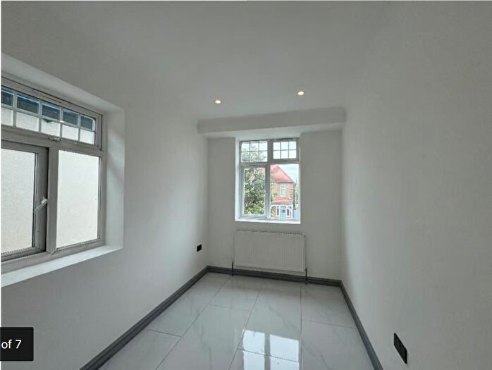 3 Bedroom Flat To Rent In Hounslow Rd Twickenham, London, TW2