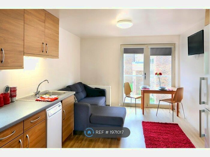 4 Bedroom Flat To Rent In Arwen Lodge, Winchester, SO22