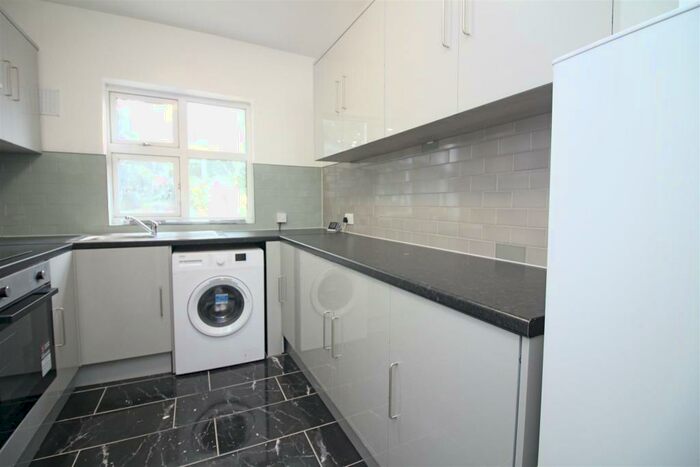 2 Bedroom Flat To Rent In Woodford New Road, London, E17