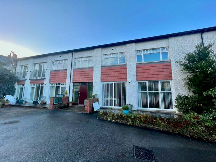 2 Bedroom Flat To Rent In Wheatley Close, Ilkley, West Yorkshire, Uk, LS29