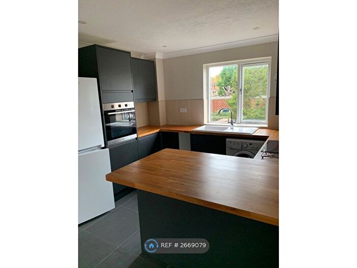 2 Bedroom Flat To Rent In Langelei Court, Kings Langley, WD4