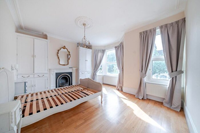 4 Bedroom House To Rent In Salcott Road, Battersea, London, SW11