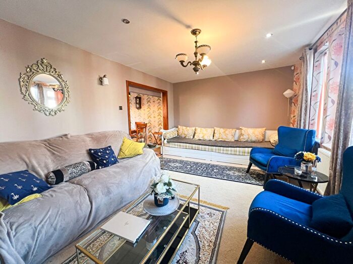 4 Bedroom Semi-detached House To Rent In Wednesbury Road, Romford, RM3