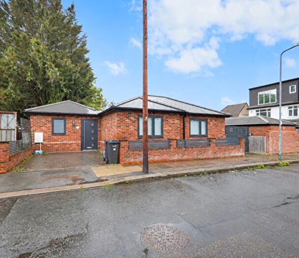 2 Bedroom Bungalow For Sale In Brinkworth Road, Ilford, Essex, IG5