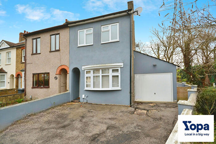 3 Bedroom End Of Terrace House For Sale In Burford Street, Hoddesdon, EN11