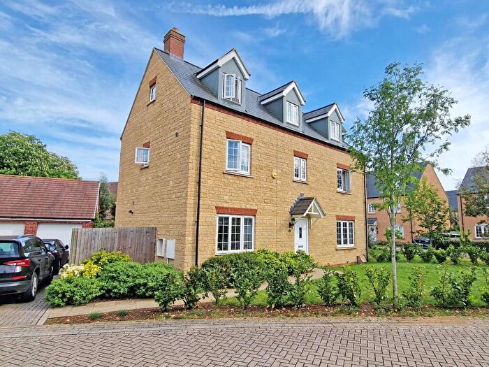 5 Bedroom Semi-Detached House For Sale In Redcar Road, Bicester, OX26