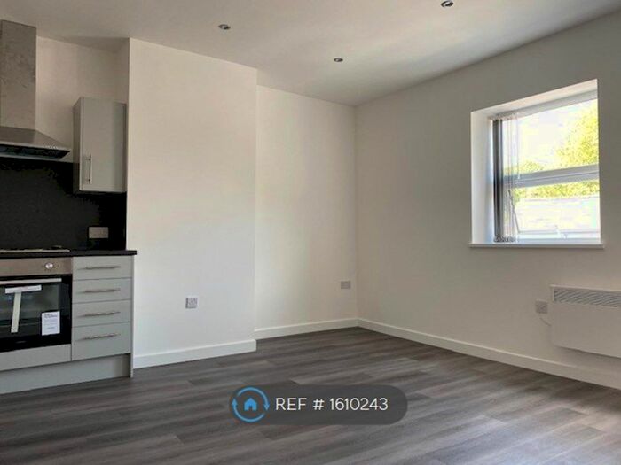 2 Bedroom Flat To Rent In Reddish Lane, Manchester, M18