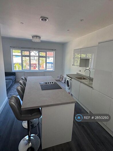 3 Bedroom Flat To Rent In Carshalton, Surrey, SM5
